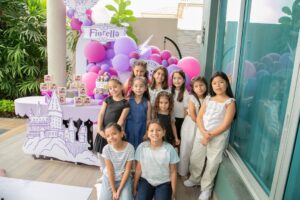 Flor María Palomeque Instagram - Mi chiquita se creció 🥹
 Ya son 9 años del más puro amor!
Gracias Fiorella por tu luz y tu sonrisa eres una bendición en nuestras vidas ♥️ TE AMAMOS! 💫

@rosiestevesm AME LAS FOTOS!! es la primera vez que el FOTOGRAFO ni se siente. Gracias por captar todos los momentos!!!!!