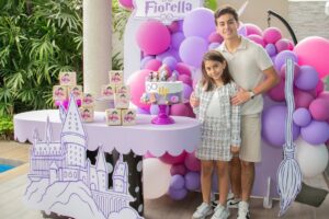 Flor María Palomeque Instagram - Mi chiquita se creció 🥹
 Ya son 9 años del más puro amor!
Gracias Fiorella por tu luz y tu sonrisa eres una bendición en nuestras vidas ♥️ TE AMAMOS! 💫

@rosiestevesm AME LAS FOTOS!! es la primera vez que el FOTOGRAFO ni se siente. Gracias por captar todos los momentos!!!!!