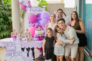 Flor María Palomeque Instagram - Mi chiquita se creció 🥹
 Ya son 9 años del más puro amor!
Gracias Fiorella por tu luz y tu sonrisa eres una bendición en nuestras vidas ♥️ TE AMAMOS! 💫

@rosiestevesm AME LAS FOTOS!! es la primera vez que el FOTOGRAFO ni se siente. Gracias por captar todos los momentos!!!!!