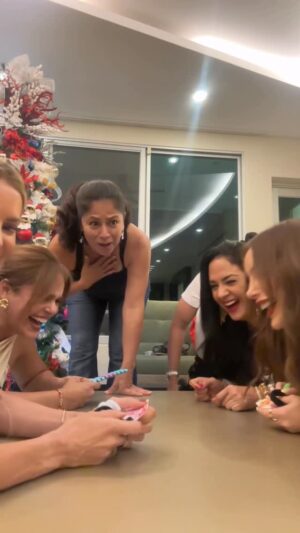 Flor María Palomeque Instagram - Un día para recargar baterías 🔋
Que lindo verlas en nuestra reunión navideña 🎄
Pilas que Tenemos un viaje pendiente y seguro la pasaremos bomba 💣
Las quiero mucho ! @erikavelez @ceciliacascante @marcelaruete @kattygarciam @daniela_baque