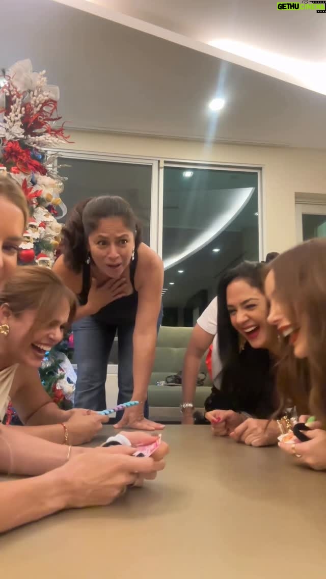 Flor María Palomeque - 26.1K Likes - Un día para recargar baterías 🔋
Que lindo verlas en nuestra reunión navideña 🎄
Pilas que Tenemos un viaje pendiente y seguro la pasaremos bomba 💣 
Las quiero mucho ! @erikavelez @ceciliacascante @marcelaruete @kattygarciam @daniela_baque
