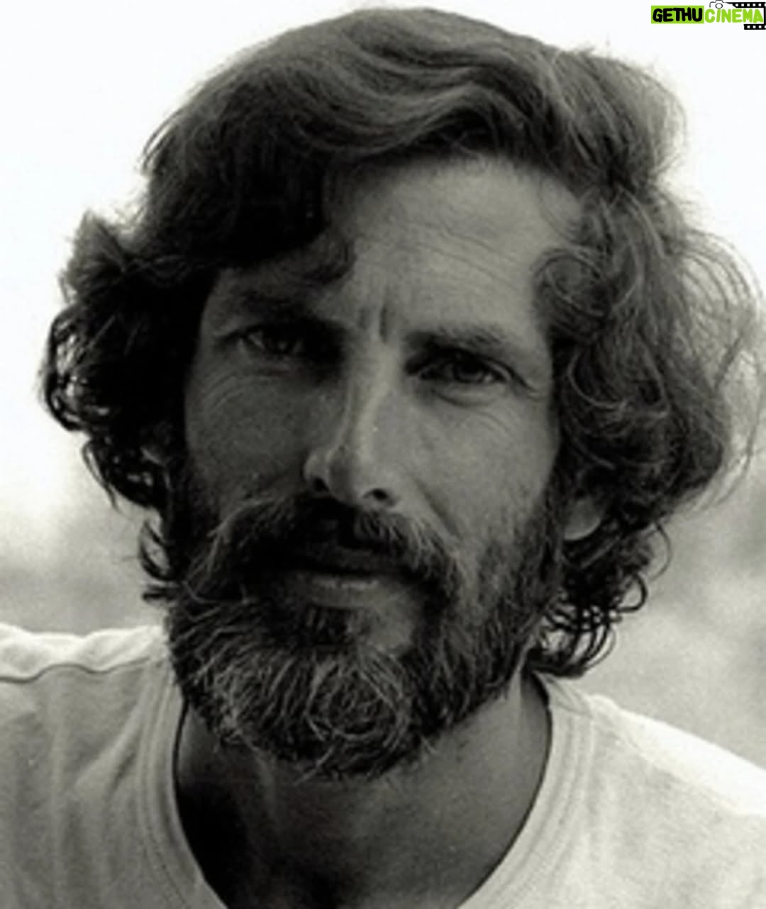Francisca Gavilán - 21.2K Likes - Amigo querido, maestro, compañero. 

Cada día de ensayos, conversados, risas, anécdotas y tus historias, las atesoro, silencios, esperas en bambalinas los dos, antes de salir a Mentes Salvajes, sapeando a veces al público, otras solo escuchando el murmullo del mismo llegando a las butacas. Tus ojos y tu sonrisa, tu humildad como actor, director. Tu ser descolgado del mundo en cosas triviales, lo importante era lo importante, actuar, tus hijos, tu compañera. 
Agradezco cada momento compartido contigo, haberte cantado amigo. 
Fui una Doña Rosita la soltera, mi primer trabajo contigo, y me quisiste, yo a ti, te admiré más. Hicimos La Fiesta, y no querías salir del escenario, querías actuar también pero la dirigías! Esa mente salvaje, qué ganas de saber en qué pensabas en tus silencios…. Porque tu cabeza no se detenía. Tu compromiso con el otro, con la memoria. Tengo mucha pena, no me imagino un teatro sin Tito por ahí. Siento también alegría de tu vida. Te honro y respeto para siempre. 
Te mando un beso y te abrazo observando tu sonrisa y ojos bellos. Amigo sabio, curioso, maestro, compañero contento.
Amparito, Piedad, Emilia, Diego, Damián y a toda tu gran familia se les quiere mucho 🤍🙌🏼

Héctor Noguera 1937- 2025
Te quiero