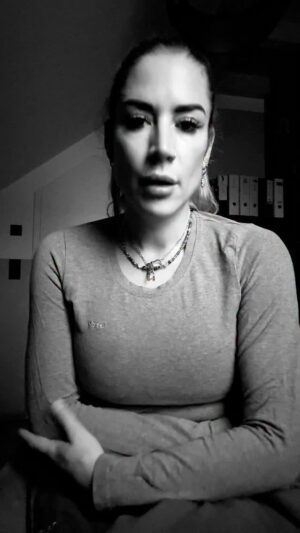 Franziska Böhler Instagram - Wer schon einmal abends nach Hause gegangen ist und einen geliebten Menschen in fremde Hände zurücklassen musste, weiß, was solche Worte auslösen. Sie geben ein bisschen Sicherheit zurück. Ein bisschen Frieden.
#pflege #nurse #pflegenotstand #gesundheit