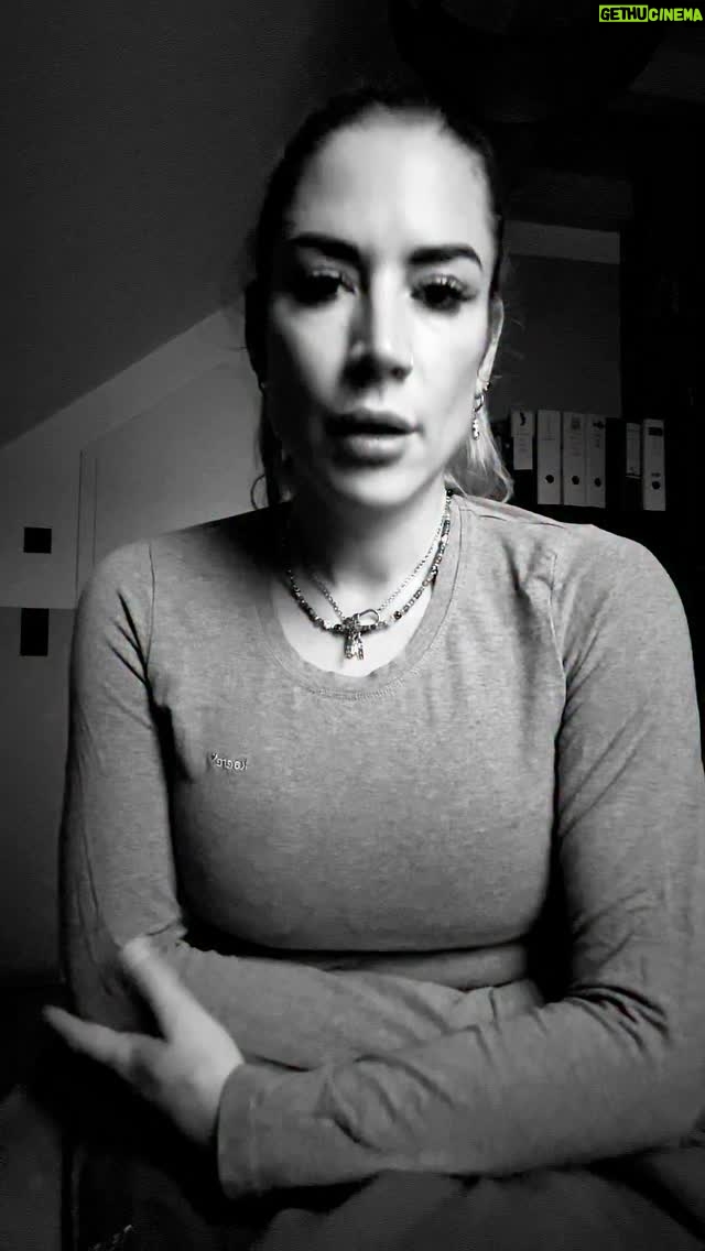 Franziska Böhler - 7.2K Likes - Wer schon einmal abends nach Hause gegangen ist und einen geliebten Menschen in fremde Hände zurücklassen musste, weiß, was solche Worte auslösen. Sie geben ein bisschen Sicherheit zurück. Ein bisschen Frieden.
#pflege #nurse #pflegenotstand #gesundheit
