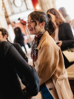 Gabriela Barros Instagram - Ai ca bom ca bom ca bom!!! 
Vem aí um episódio especial @portadosfundos meets Portugalsss!  Porta pro Milhão. 
Ouvi dizer que é bom. Dirão que é  tendencioso da minha parte dizer isto e…é.
Estreia lá para Abril na RTP. Até lá, é tentar viver a vida, distraírem-se com coisinhas como o Natal, para ver se o tempo passa mais depressa. 
Eu fiquei muito feliz com o convite! 
Espero que gostem 💓

📸 @afonsodbatista