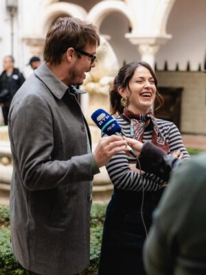Gabriela Barros Instagram - Ai ca bom ca bom ca bom!!! 
Vem aí um episódio especial @portadosfundos meets Portugalsss!  Porta pro Milhão. 
Ouvi dizer que é bom. Dirão que é  tendencioso da minha parte dizer isto e…é.
Estreia lá para Abril na RTP. Até lá, é tentar viver a vida, distraírem-se com coisinhas como o Natal, para ver se o tempo passa mais depressa. 
Eu fiquei muito feliz com o convite! 
Espero que gostem 💓

📸 @afonsodbatista
