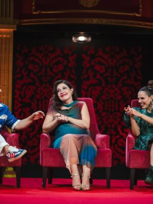 Gabriela Barros Instagram - Já disse muita coisa em relação a este programa. Que fui sempre muito feliz a fazê-lo, que esta temporada foi um conhézinho mais especial graças a este nosso quarteto maravilha! (Amei os anteriores mas este…💓)
Que nós não seríamos NADAAAA sem o nosso @nunomarkl , o nosso @vascopalmeirim e sem a equipa da @fremantlept e de bastidores que faz o programa ser possível.
Mas queria vir aqui sobretudo agradecer a quem vê o programa e que nos encheu semanalmente de carinho, com mensagens ou até mesmo na rua, com manifestações genuínas de afecto!
Que bom que o programa cumpre o seu propósito, que é, fazer-vos rir. 
Fico feliz que tenhamos conseguido. Nunca pensei que de tanta parvoíce junta, pudesse advir tanto amor e carinho! ❤️

Ps: e agora é desejar ao Markl uma recuperação super sónica para que volte melhor do que já era!…Tarefa difícil!!!❤️❤️❤️ Boraaaaaa Nunooooo!!!!