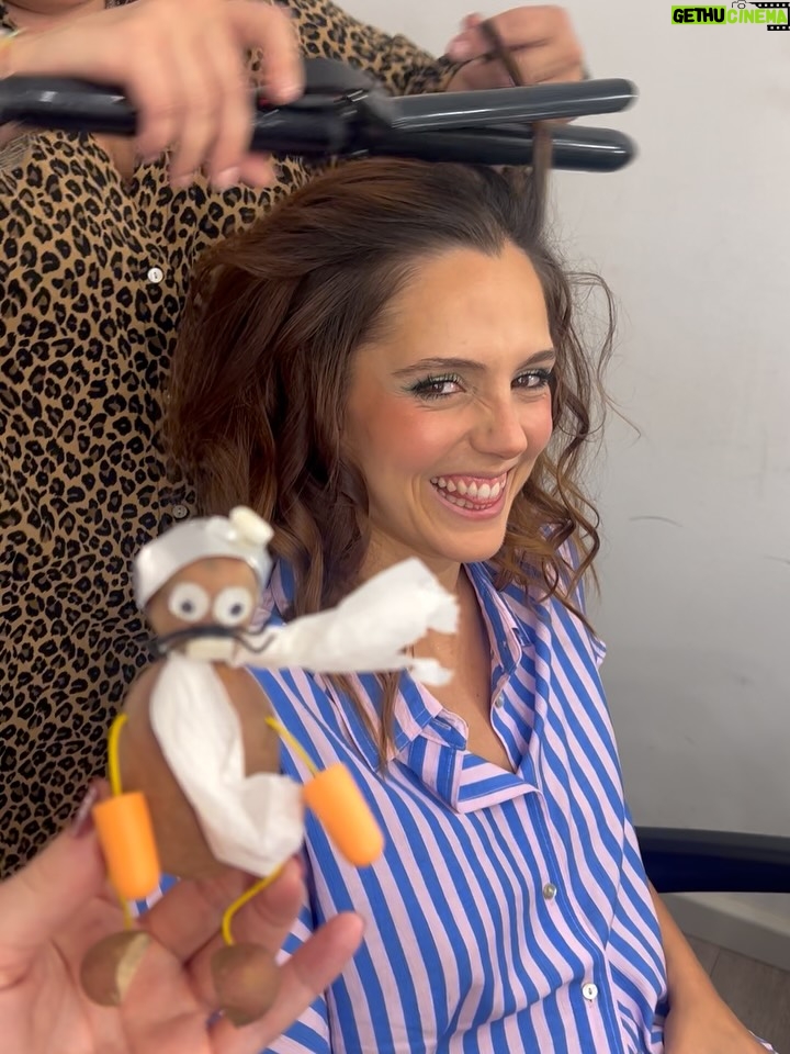 Gabriela Barros - 50.9K Likes - Já disse muita coisa em relação a este programa. Que fui sempre muito feliz a fazê-lo, que esta temporada foi um conhézinho mais especial graças a este nosso quarteto maravilha! (Amei os anteriores mas este…💓)
Que nós não seríamos NADAAAA sem o nosso @nunomarkl , o nosso @vascopalmeirim e sem a equipa da @fremantlept e de bastidores que faz o programa ser possível.
Mas queria vir aqui sobretudo agradecer a quem vê o programa e que nos encheu semanalmente de carinho, com mensagens ou até mesmo na rua, com manifestações genuínas de afecto!
Que bom que o programa cumpre o seu propósito, que é, fazer-vos rir. 
Fico feliz que tenhamos conseguido. Nunca pensei que de tanta parvoíce junta, pudesse advir tanto amor e carinho! ❤️

Ps: e agora é desejar ao Markl uma recuperação super sónica para que volte melhor do que já era!…Tarefa difícil!!!❤️❤️❤️ Boraaaaaa Nunooooo!!!!