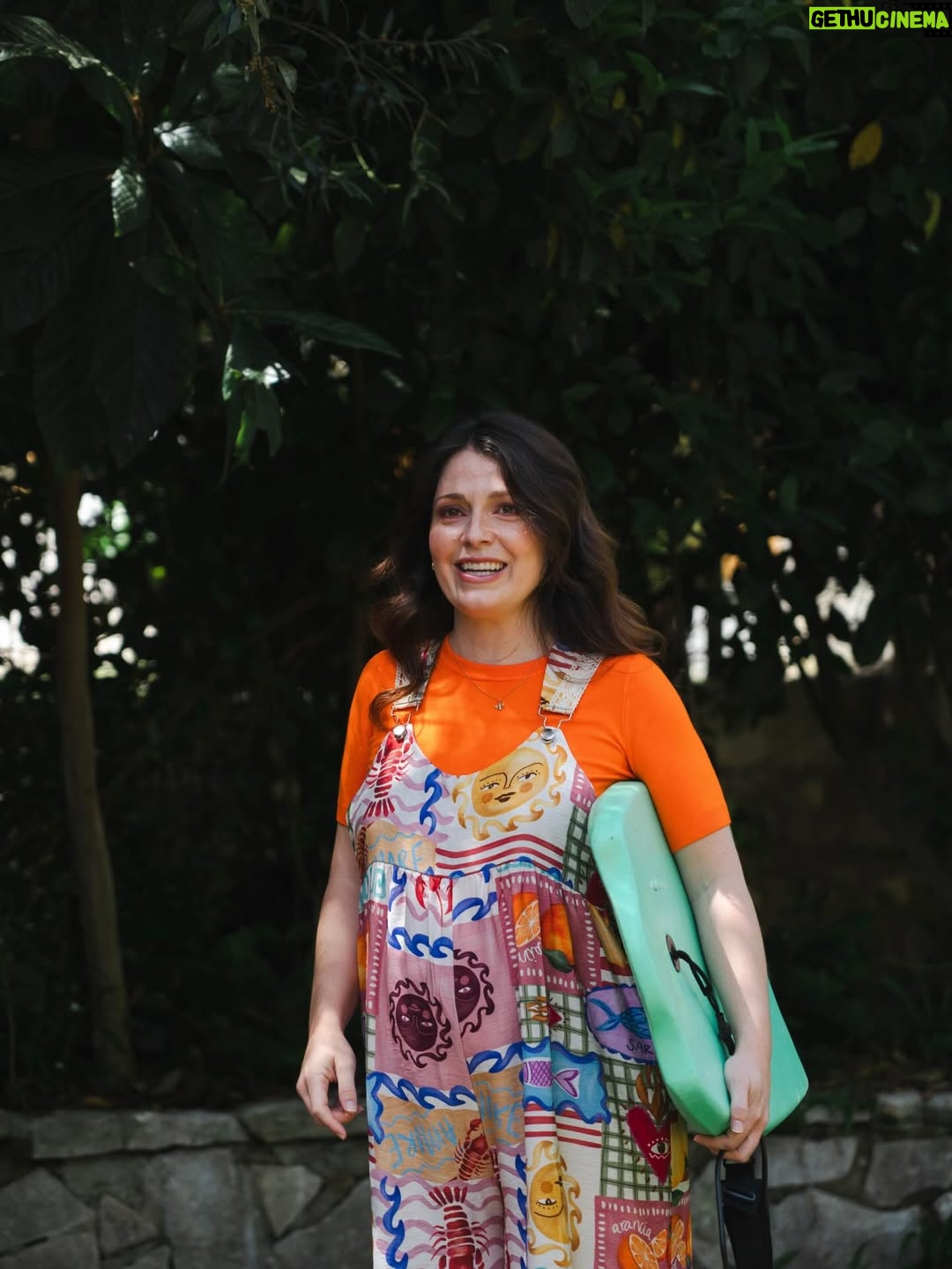 Gabriela Barros - 50.9K Likes - Já disse muita coisa em relação a este programa. Que fui sempre muito feliz a fazê-lo, que esta temporada foi um conhézinho mais especial graças a este nosso quarteto maravilha! (Amei os anteriores mas este…💓)
Que nós não seríamos NADAAAA sem o nosso @nunomarkl , o nosso @vascopalmeirim e sem a equipa da @fremantlept e de bastidores que faz o programa ser possível.
Mas queria vir aqui sobretudo agradecer a quem vê o programa e que nos encheu semanalmente de carinho, com mensagens ou até mesmo na rua, com manifestações genuínas de afecto!
Que bom que o programa cumpre o seu propósito, que é, fazer-vos rir. 
Fico feliz que tenhamos conseguido. Nunca pensei que de tanta parvoíce junta, pudesse advir tanto amor e carinho! ❤️

Ps: e agora é desejar ao Markl uma recuperação super sónica para que volte melhor do que já era!…Tarefa difícil!!!❤️❤️❤️ Boraaaaaa Nunooooo!!!!