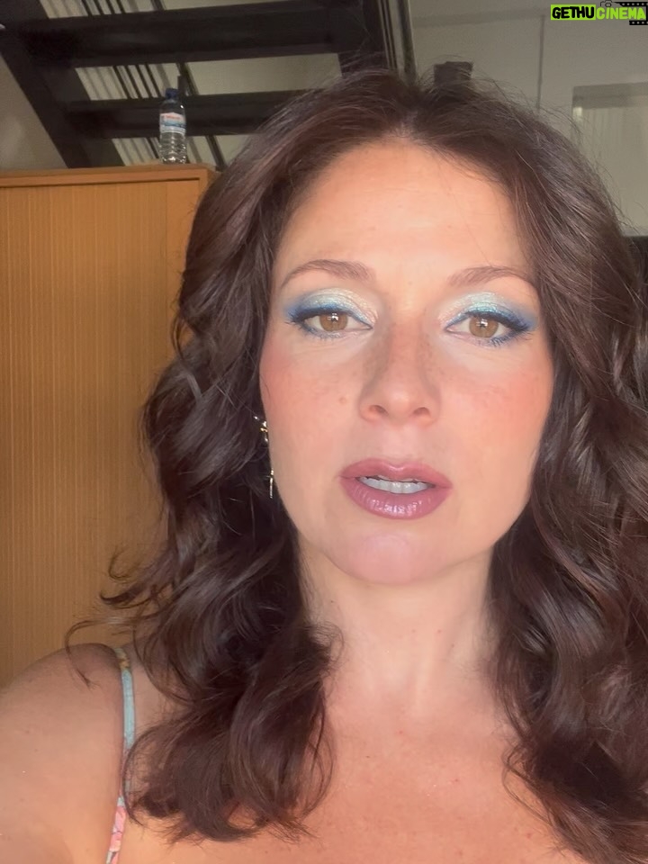 Gabriela Barros - 50.9K Likes - Já disse muita coisa em relação a este programa. Que fui sempre muito feliz a fazê-lo, que esta temporada foi um conhézinho mais especial graças a este nosso quarteto maravilha! (Amei os anteriores mas este…💓)
Que nós não seríamos NADAAAA sem o nosso @nunomarkl , o nosso @vascopalmeirim e sem a equipa da @fremantlept e de bastidores que faz o programa ser possível.
Mas queria vir aqui sobretudo agradecer a quem vê o programa e que nos encheu semanalmente de carinho, com mensagens ou até mesmo na rua, com manifestações genuínas de afecto!
Que bom que o programa cumpre o seu propósito, que é, fazer-vos rir. 
Fico feliz que tenhamos conseguido. Nunca pensei que de tanta parvoíce junta, pudesse advir tanto amor e carinho! ❤️

Ps: e agora é desejar ao Markl uma recuperação super sónica para que volte melhor do que já era!…Tarefa difícil!!!❤️❤️❤️ Boraaaaaa Nunooooo!!!!