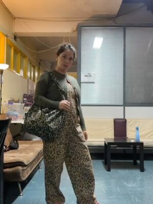 Gabriela Barros Instagram - 1. 🌊 
2.🩷
3.💍
4. Fizemos um leopard walk.🐆
5. Descobri que vou ficar igual à avó da Pocahontas aos 80 anos. Aquela que está dentro de uma árvore.
6. Bêbedas?! Quem??
7. A verdade que o Rui não quer que Portugal descubra sobre ele.
8. Monsieur et sa tata❤️‍🔥
9. Ici c’est la famille!
10. Vamos pôr esta bunda na nuuuuucaaaaaa! Boraaa