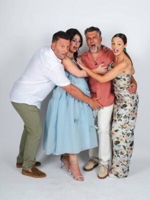 Gabriela Barros Instagram - Felicidade, é estar a fazer este programa na companhia de amigos de longa data e na de tantos novos e bons amigos que levo daqui para a vida. 
Somos muito felizes a fazer isto! Nota-se?! ❤️‍🔥

Ph @madalenacesteves
