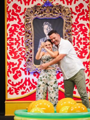 Gabriela Barros Instagram - Felicidade, é estar a fazer este programa na companhia de amigos de longa data e na de tantos novos e bons amigos que levo daqui para a vida. 
Somos muito felizes a fazer isto! Nota-se?! ❤️‍🔥

Ph @madalenacesteves