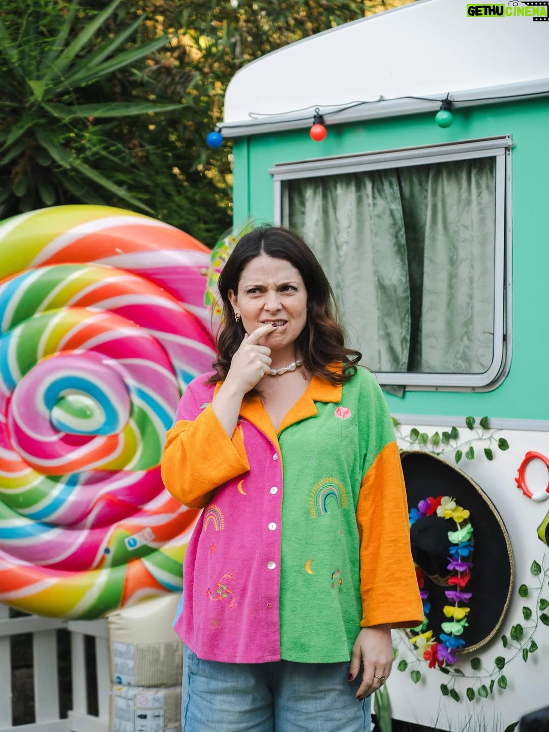 Gabriela Barros - 29.3K Likes - Felicidade, é estar a fazer este programa na companhia de amigos de longa data e na de tantos novos e bons amigos que levo daqui para a vida. 
Somos muito felizes a fazer isto! Nota-se?! ❤️‍🔥

Ph @madalenacesteves