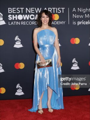 Gaby Moreno Instagram - LatinGLAMmys!! Siempre un honor ser parte de esta gran celebración a la música hecha en hispano y Latinoamérica! 

Styled by @kimmyerin ✨

👗 
@semsem
@camillawithlove 

👠 
@alevimilano

Suits:
@isolda__ 
@lisoulondon 

HMU: @esmevegashmu