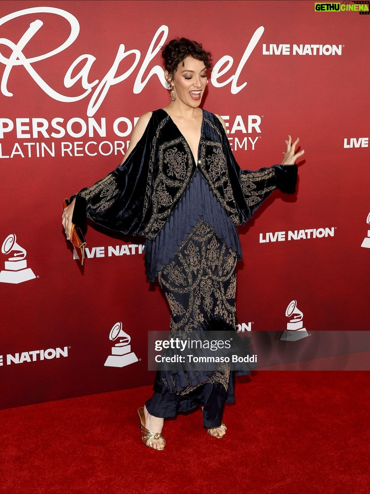 Gaby Moreno - 15.1K Likes - LatinGLAMmys!! Siempre un honor ser parte de esta gran celebración a la música hecha en hispano y Latinoamérica! 

Styled by @kimmyerin ✨

👗 
@semsem
@camillawithlove 

👠 
@alevimilano

Suits:
@isolda__ 
@lisoulondon 

HMU: @esmevegashmu
