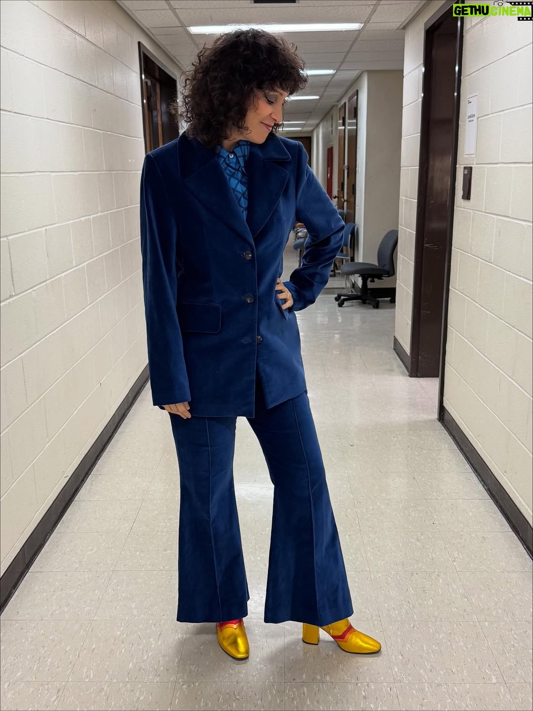 Gaby Moreno - 15.1K Likes - LatinGLAMmys!! Siempre un honor ser parte de esta gran celebración a la música hecha en hispano y Latinoamérica! 

Styled by @kimmyerin ✨

👗 
@semsem
@camillawithlove 

👠 
@alevimilano

Suits:
@isolda__ 
@lisoulondon 

HMU: @esmevegashmu