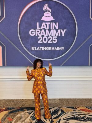 Gaby Moreno Instagram - LatinGLAMmys!! Siempre un honor ser parte de esta gran celebración a la música hecha en hispano y Latinoamérica! 

Styled by @kimmyerin ✨

👗 
@semsem
@camillawithlove 

👠 
@alevimilano

Suits:
@isolda__ 
@lisoulondon 

HMU: @esmevegashmu