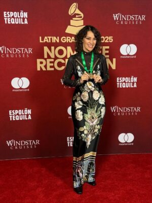Gaby Moreno Instagram - LatinGLAMmys!! Siempre un honor ser parte de esta gran celebración a la música hecha en hispano y Latinoamérica! 

Styled by @kimmyerin ✨

👗 
@semsem
@camillawithlove 

👠 
@alevimilano

Suits:
@isolda__ 
@lisoulondon 

HMU: @esmevegashmu
