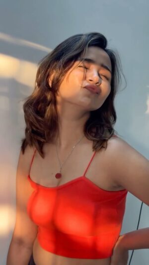 Gauri Kulkarni Instagram - आळस, चहा आणि झाडं… thats my kinda day!🥰
.
.
.
Plum Vitamin C Glow Serum is my absolute favourite. It makes my skin glow brighter & is so much easier to use. Love it! @plumgoodness 

Comment for link🔗
Use my code PINKPLUM10 to get additional discount on Nykaa✨

#thevitamincserum
#barrierboostedglow #plumvitamincserum
#ad