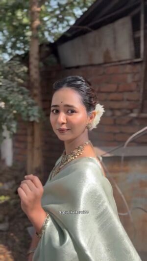 Gauri Kulkarni Instagram - Shaadi Day Vlog 2 is hereee! Chala… patpat sanga kasa vatla!🤭
.
Saree by @bharjaribynam 
Blouse stitched by @srujana_by_ruttuja 
MUAH by @mua_pratikshakumbhar 
Jewellery by @chandrakalm_jewellery 
Styled by @n.i.d.s_ 
Managed by @wechitramedia 
.
.
#GauriKulkarni #MintedGreen #Saree #Wedding #Grwm #blessed