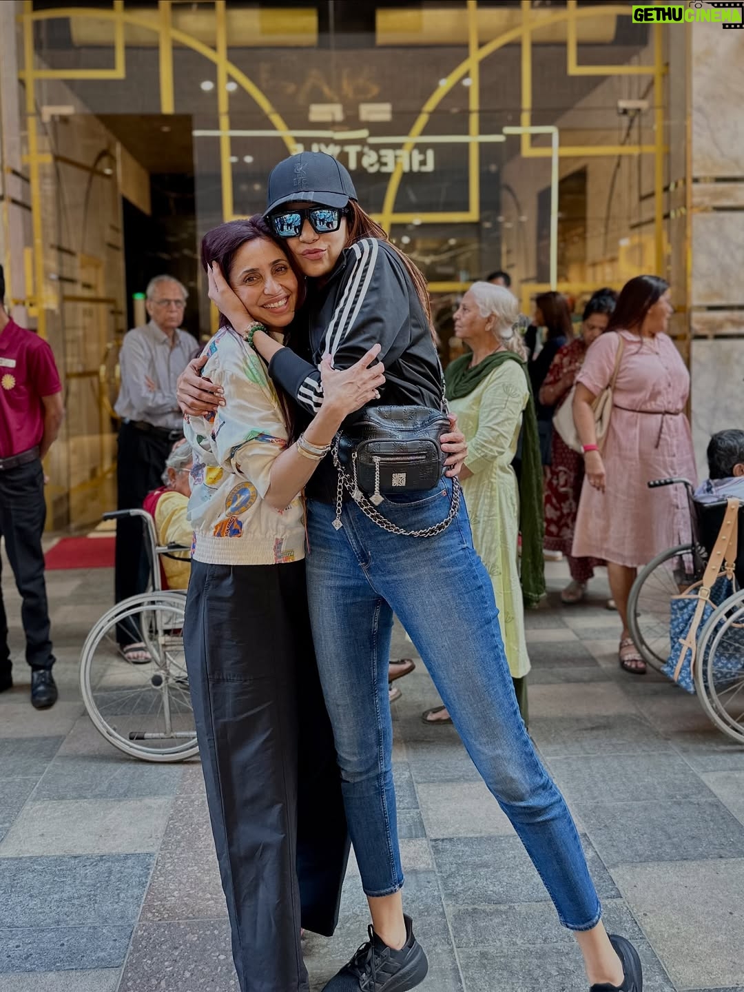 Gautami Kapoor - 61.4K Likes - Went with my gang to watch the movie for her… and ended up witnessing her absolutely own that screen 😌✨Proud of you, my decade-old partner in crime. 
The screening turned into a beautiful reunion — warm laughs, shared joy, and popcorn that tasted sweeter because it felt like family 🍿❤️
Love you Gau @gautamikapoor ❤️🧿❤️
#dedepyarde2
