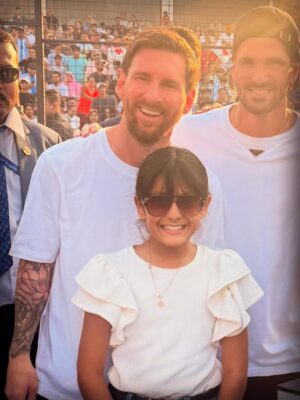Geeta Basra Instagram - G.O.A.T @leomessi 🙏⚽️ 🇮🇳 and standing with our G.O.A.T 🏏 🇮🇳 @harbhajan3 .. ❤️ great meeting @luissuarez9 and @rodridepaul too..🙌 Thank you @satadrutravel and #CCI Mumbai for making this possible. Well done @mumbaipolice for such a smooth event 🙌

#harbhajansingh #messi