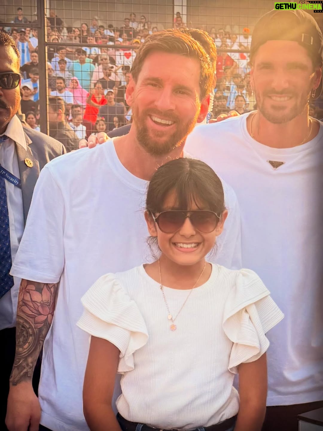 Geeta Basra - 39.4K Likes - G.O.A.T @leomessi 🙏⚽️ 🇮🇳 and standing with our G.O.A.T 🏏 🇮🇳 @harbhajan3 .. ❤️ great meeting @luissuarez9 and @rodridepaul too..🙌 Thank you @satadrutravel and #CCI Mumbai for making this possible. Well done @mumbaipolice for such a smooth event 🙌

#harbhajansingh #messi