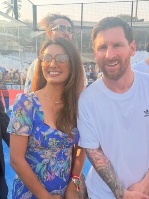 Geeta Basra Instagram - G.O.A.T @leomessi 🙏⚽️ 🇮🇳 and standing with our G.O.A.T 🏏 🇮🇳 @harbhajan3 .. ❤️ great meeting @luissuarez9 and @rodridepaul too..🙌 Thank you @satadrutravel and #CCI Mumbai for making this possible. Well done @mumbaipolice for such a smooth event 🙌

#harbhajansingh #messi