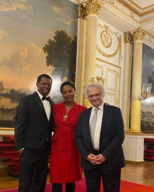 Gessica Généus Instagram - Un merci chaleureux et plein d’amour a
@francophonie.24 @minadriouche et également 
@enricolor29 Pour ces rencontres, la sélection de FREDA et les souvenirs inoubliable de mon court séjour à Paris 🖤🖤🖤 

Merci @minadriouche pour ce Dîner magique à  l’Elysée. 

Photo 1- #avèk le Premier Ministre Canadien Justin Trudeau ( 1 parmis les 40 chefs d’état présent) @justinpjtrudeau 

Photo 2 - Dany Laferrière et Amin Maalouf. Deux académiciens et monuments de la littérature française. 

Prochain arrêt @fifac.officiel  ou j’aurai l’honneur de présider le jury. 

A très vite 🖤
