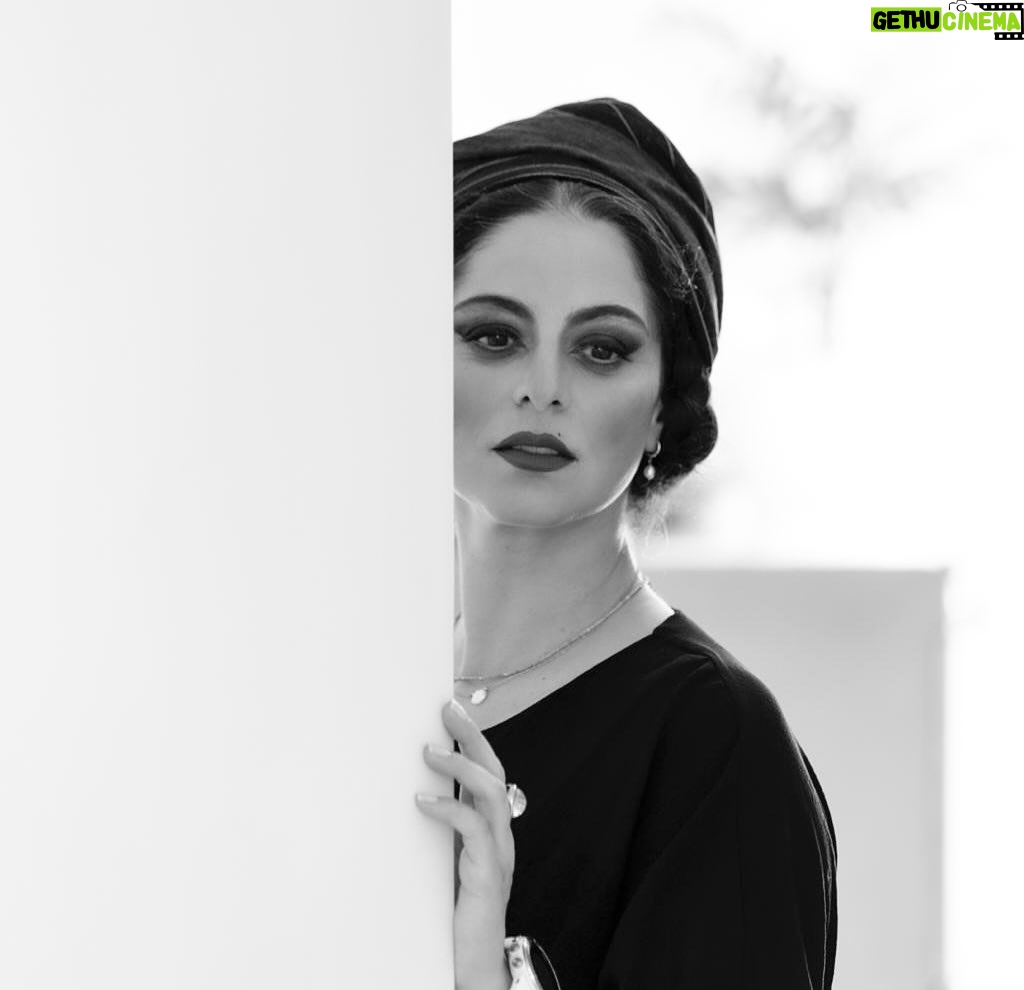 Ghazal Shakeri - 46.1K Likes - ✨

در اگر بر تو ببندد مرو و صبر کن آن جا
ز پس صبر، تو را او به سر صدر نشاند

و اگر بر تو ببندد همه ره‌ها و گذرها
ره پنهان بنماید که کس آن راه نداند
…

#مولانا 

@ali.shafie.sabet 🙏
@hoseinhajibabaei 🙏