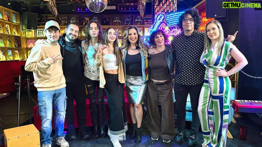 Gimena Gómez - 154 Likes - ¡Qué manera de arrancar Lira Live! 🤩🔥
En nuestro primer capítulo nos acompañaron @kennyyloselectricos, @jihuhbic, @lagimenagomez y la increíble Dra. Annel Villagrana @artemisaperfectbeauty 
Momentos, música y conversaciones que no se pueden perder. 🎤💜

Si no lo han visto o quieren revivirlo… ¡corran a YouTube!
El capítulo completo ya está arriba. 🙌🏻🎙️✨

#liralive #marianaochoa #primercapitulo #recap
