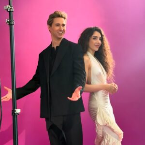 Gina Dirawi Instagram - Sveriges sämst bevarade hemilighet är ute!
Efter tio år är det äntligen dags igen att leda Melodifestivalen 2026, nu för fjärde gången!
Denna gång med @hampusnessvold !
Vi kommer ha så kul, jag har saknat er🤍
@melodifestivalen