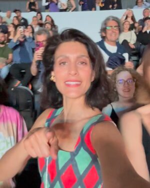 Giulia Bevilacqua Instagram - Il primo concerto della mia vita a 14 anni è stato quello di @lorenzojova .
Ieri come allora la stessa esplosione di energia, di emozioni e di gioia infinita.
Grazie Lorenzo per avermi fatto tornare bambina. Sei una forza della natura.
Grazie @fravaliani e @terrywho_cartoons per avermi accolta come un'amica da sempre e grazie di cuore ad @amelianna70 per avermi fatto questo regalo stupendo! ❤️