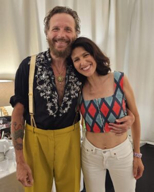 Giulia Bevilacqua Instagram - Il primo concerto della mia vita a 14 anni è stato quello di @lorenzojova .
Ieri come allora la stessa esplosione di energia, di emozioni e di gioia infinita.
Grazie Lorenzo per avermi fatto tornare bambina. Sei una forza della natura.
Grazie @fravaliani e @terrywho_cartoons per avermi accolta come un'amica da sempre e grazie di cuore ad @amelianna70 per avermi fatto questo regalo stupendo! ❤️
