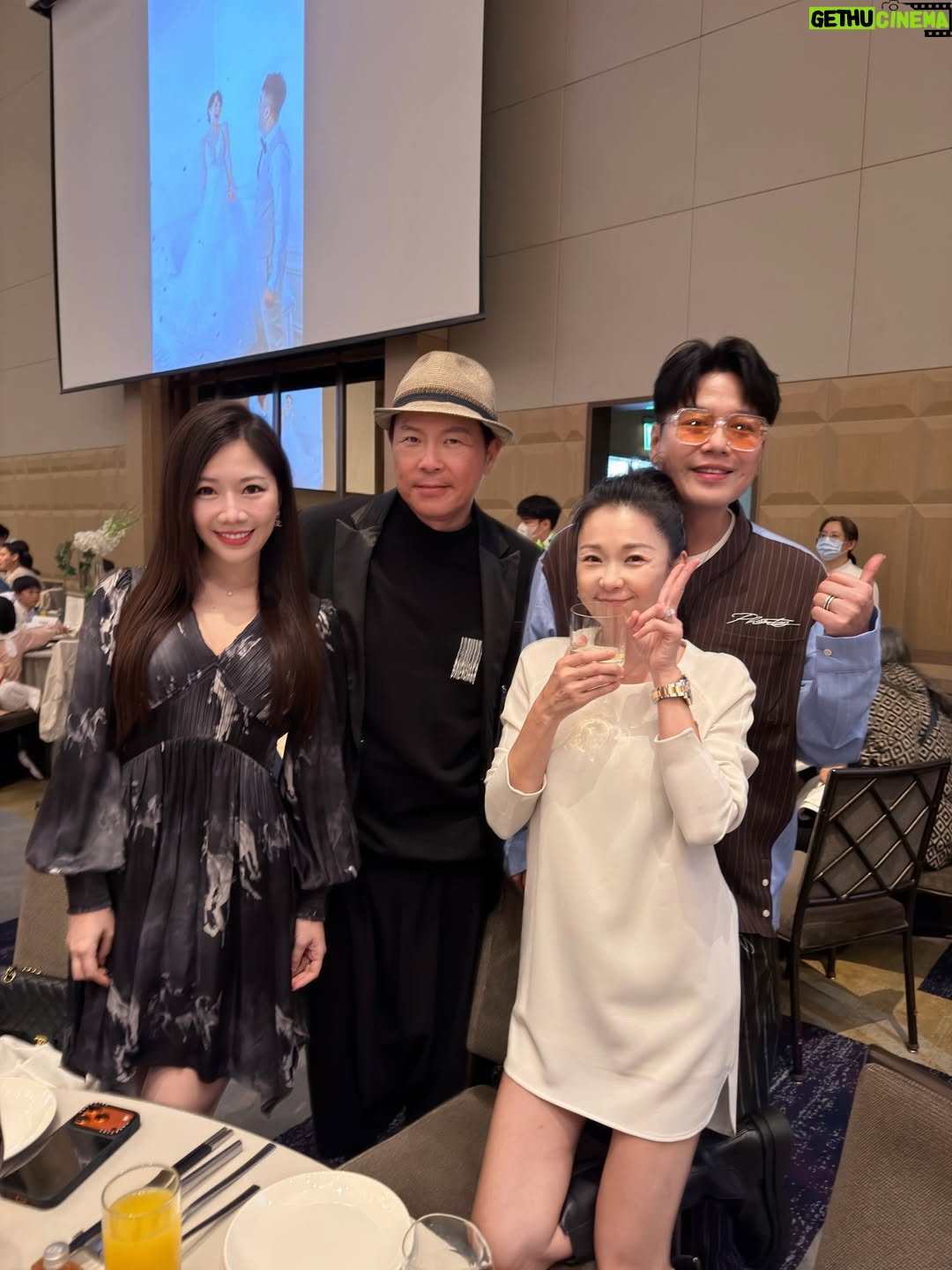 Gladys Tsai - 15.6K Likes - 師父新婚快樂💗
祝齊麟和詩媛永遠幸福✨
怎麼有人拿了兩次奧運金牌唱歌還這麼好聽！！
怎麼會有人懷孕穿婚紗還這麼美～～
期待跟小王子一起打羽球了🏸
還要去新家玩喔
@chilinwang @10yuan.0424
