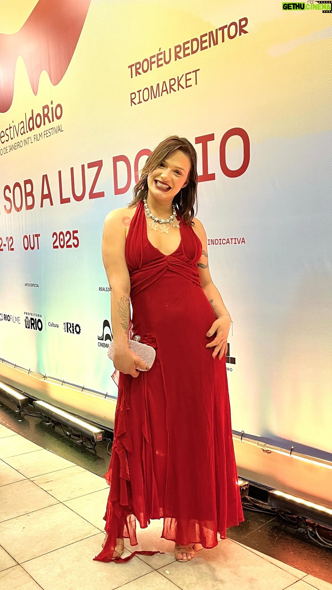 Glamour Garcia - 1.1K Likes - QUE MOMENTO MÁGICO! INDESCRITÍVEL A ANSIEDADE E O ENTUSIASMO PRA 
PODER VIVER ESSE MOMENTO: A PRÉ-ESTREIA DE “O HOMEM DE OURO” DE @mauro.lima.pavlov no @festivaldorio .
QUE ALEGRIA DAR VIDA A UMA DAS MAIS ICÔNICAS ARTISTAS DA HISTÓRIA DO BRASIL, NOSSA AMADA ROGÉRIA! UM DESAFIO QUE ENFRENTEI E PERSEVEREI COM AMOR E ORGULHO! OBRIGADA MAURO PELO PRIVILÉGIO, HIPER BLASTER OBRIGADA ROGÉRIA, POR TER ME ESCOLHIDO DO CÉU !
FICA AQUI MEU AMOR INCONDICINAL A MINHAS DIVAS @mortona___ , @thiagogfelix , @natashajascalevich E @luisaarraes , MUITO MAIS QUE OBRIGADA POR MUDAREM MINHA VIDA... E AO NOSSO GALÃ @renatogoess MEUS PARABENS MIGO, VOCÊ MEGA MERECE ! BEIJÃO ESPECIAL PRA MINHAS ÍDOLAS @iza , @alinnemoraes E @jade.sassara : NÓS TE AMAMOS ! E CLARO, AGRADECER IMENSAMENTE AS ARTISTAS QUE SEMPRE ME ENDEUSAM, @rafaelbentorosa , @gumajoana E @rana.acervo . VCS SAO FOOOOOOOOOOOOOODA ❤️❤️❤️❤️❤️❤️❤️ 📹 Captação: @rafaelbentorosa , Edição:@leonardopequiar .