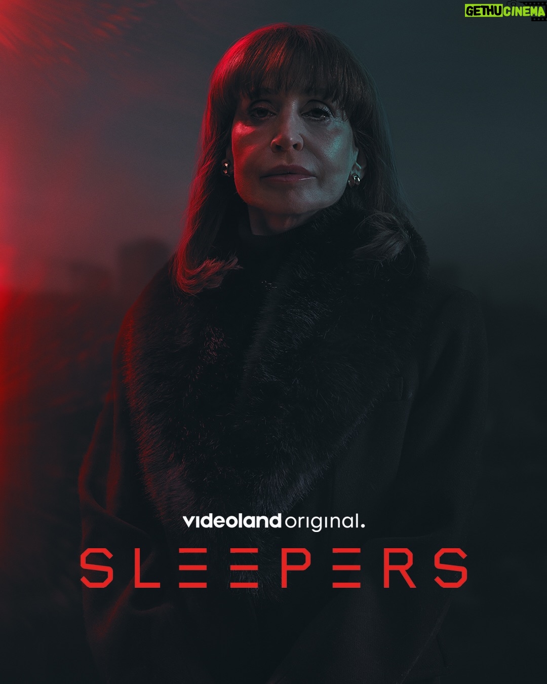 Glennis Grace - 1.9K Likes - Dit stel belooft je het grimmigste weekend ooit 🩸🥰 Zit jij klaar? Sleepers 3 is vanaf 12 december te bingen! #sleepers #crime #serie

Na de moordaanslag op Willem (Teun Kuilboer) staat Martin (Robert de Hoog) er helemaal alleen voor. Ans is spoorloos en in zijn zoektocht naar haar moet hij samenwerken met een vermoedelijke vijand. Er is geen andere optie voor Martin dan volledig af te dalen in de onderwereld. Maar dan staat hij oog in oog met zijn grootste nachtmerrie. Hij probeert nog één keer uit het moeras te ontsnappen, maar het noodlot slaat toe...