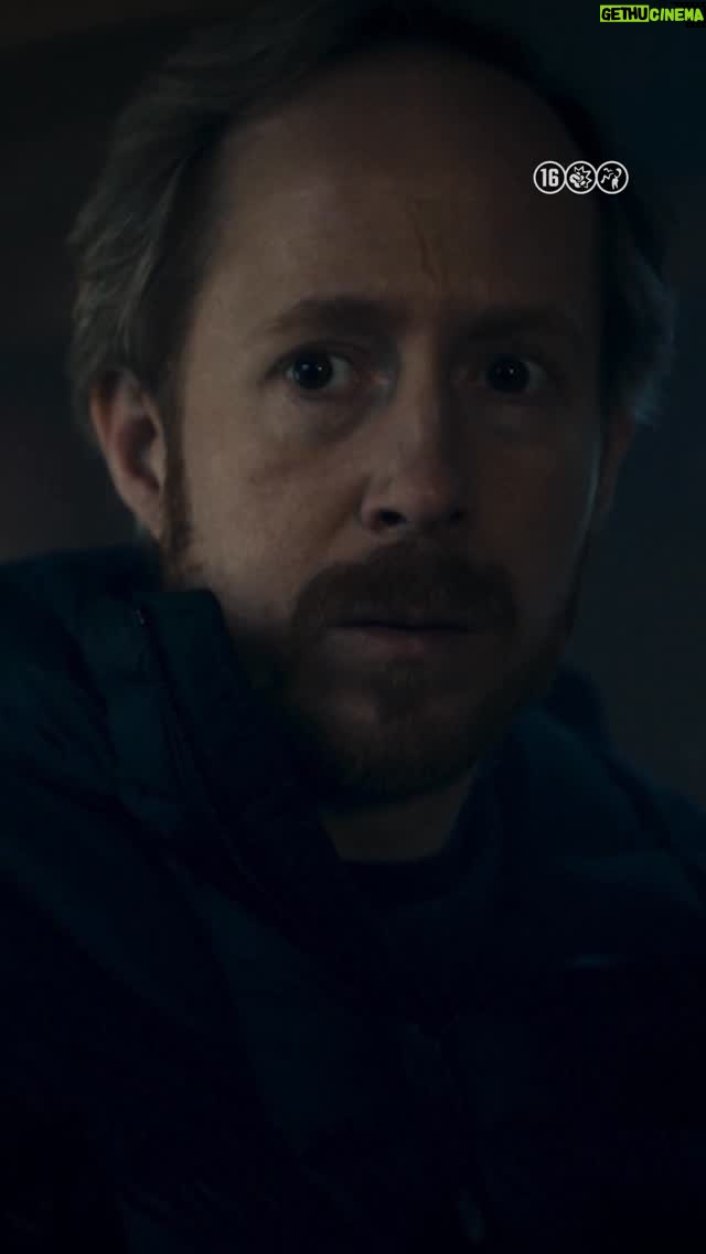 Glennis Grace - 4.5K Likes - De trailer van Sleepers 3! 💣 👀 De dagen voor kerst waren nog nooit zó donker... Vanaf 12 december te bingen! #sleepers #crime #serie

Na de moordaanslag op Willem (Teun Kuilboer) staat Martin (Robert de Hoog) er helemaal alleen voor. Ans is spoorloos en in zijn zoektocht naar haar moet hij samenwerken met een vermoedelijke vijand. Er is geen andere optie voor Martin dan volledig af te dalen in de onderwereld. Maar dan staat hij oog in oog met zijn grootste nachtmerrie. Hij probeert nog één keer uit het moeras te ontsnappen, maar het noodlot slaat toe...