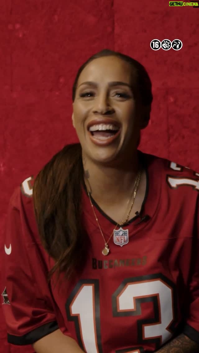 Glennis Grace - 1.2K Likes - Nieuwe castleden stellen zich voor! En ja, om sommige dingen te begrijpen moet je maar gewoon kijken 😅🔥 Sleepers 3 is vanaf 12 december te bingen! #sleepers #crime #serie

Na de moordaanslag op Willem (Teun Kuilboer) staat Martin (Robert de Hoog) er helemaal alleen voor. Ans is spoorloos en in zijn zoektocht naar haar moet hij samenwerken met een vermoedelijke vijand. Er is geen andere optie voor Martin dan volledig af te dalen in de onderwereld. Maar dan staat hij oog in oog met zijn grootste nachtmerrie. Hij probeert nog één keer uit het moeras te ontsnappen, maar het noodlot slaat toe...