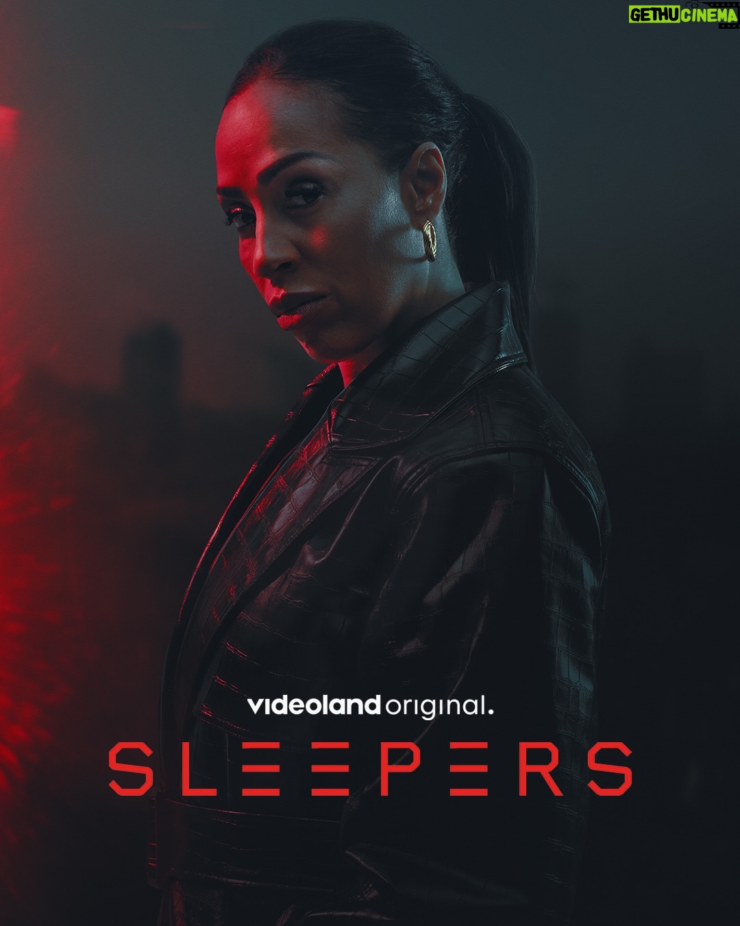 Glennis Grace - 1.9K Likes - Dit stel belooft je het grimmigste weekend ooit 🩸🥰 Zit jij klaar? Sleepers 3 is vanaf 12 december te bingen! #sleepers #crime #serie

Na de moordaanslag op Willem (Teun Kuilboer) staat Martin (Robert de Hoog) er helemaal alleen voor. Ans is spoorloos en in zijn zoektocht naar haar moet hij samenwerken met een vermoedelijke vijand. Er is geen andere optie voor Martin dan volledig af te dalen in de onderwereld. Maar dan staat hij oog in oog met zijn grootste nachtmerrie. Hij probeert nog één keer uit het moeras te ontsnappen, maar het noodlot slaat toe...
