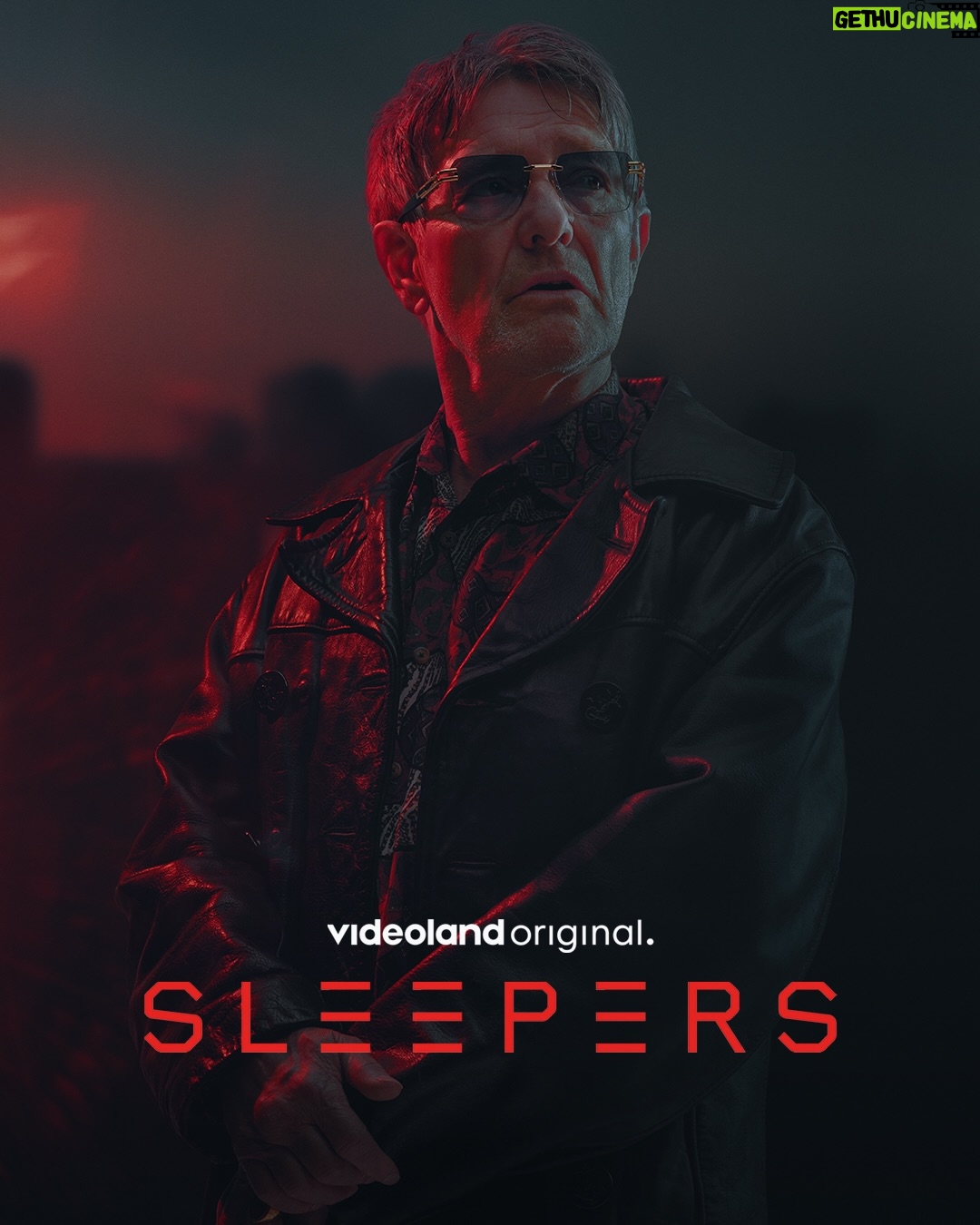 Glennis Grace - 1.9K Likes - Dit stel belooft je het grimmigste weekend ooit 🩸🥰 Zit jij klaar? Sleepers 3 is vanaf 12 december te bingen! #sleepers #crime #serie

Na de moordaanslag op Willem (Teun Kuilboer) staat Martin (Robert de Hoog) er helemaal alleen voor. Ans is spoorloos en in zijn zoektocht naar haar moet hij samenwerken met een vermoedelijke vijand. Er is geen andere optie voor Martin dan volledig af te dalen in de onderwereld. Maar dan staat hij oog in oog met zijn grootste nachtmerrie. Hij probeert nog één keer uit het moeras te ontsnappen, maar het noodlot slaat toe...