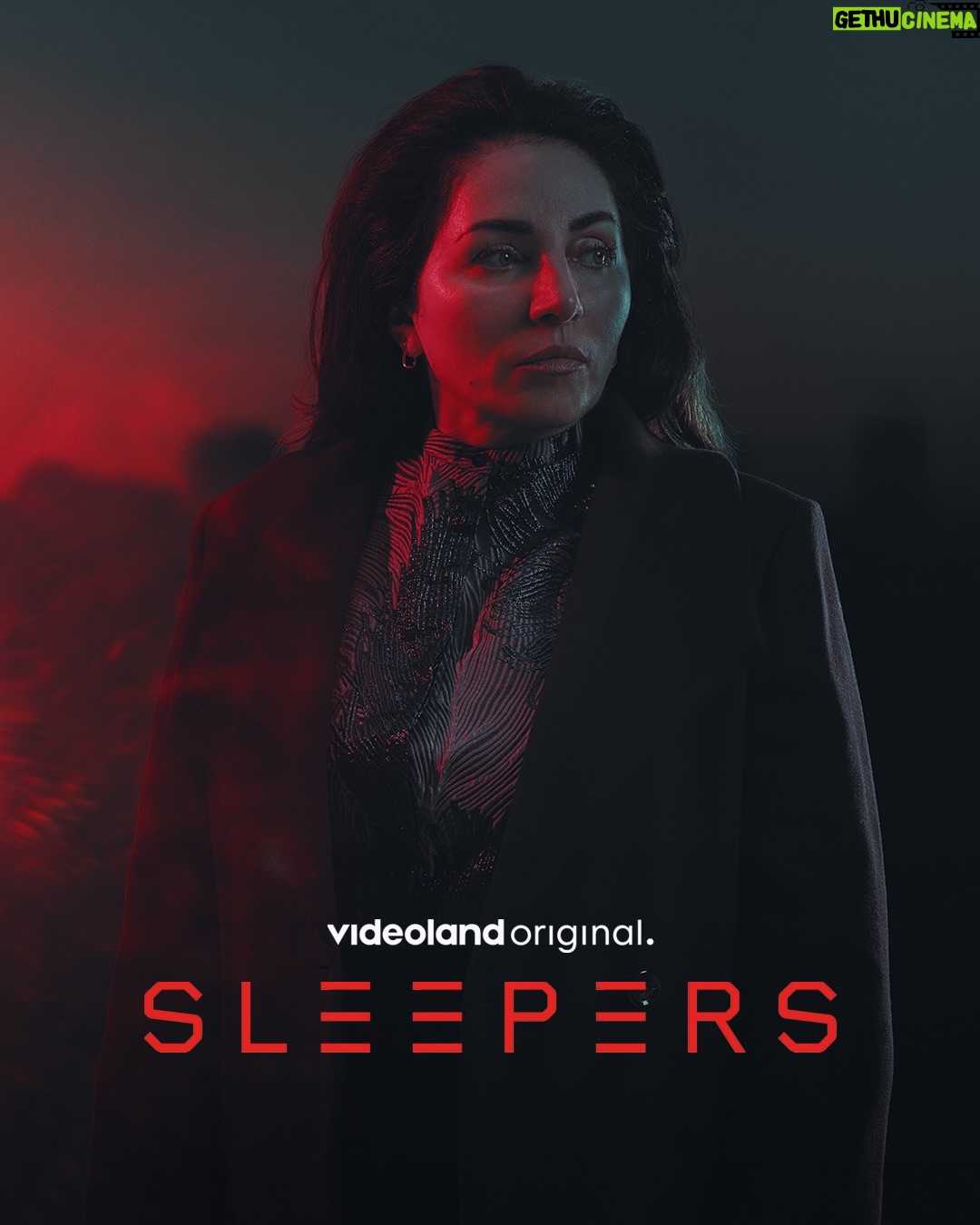 Glennis Grace - 1.9K Likes - Dit stel belooft je het grimmigste weekend ooit 🩸🥰 Zit jij klaar? Sleepers 3 is vanaf 12 december te bingen! #sleepers #crime #serie

Na de moordaanslag op Willem (Teun Kuilboer) staat Martin (Robert de Hoog) er helemaal alleen voor. Ans is spoorloos en in zijn zoektocht naar haar moet hij samenwerken met een vermoedelijke vijand. Er is geen andere optie voor Martin dan volledig af te dalen in de onderwereld. Maar dan staat hij oog in oog met zijn grootste nachtmerrie. Hij probeert nog één keer uit het moeras te ontsnappen, maar het noodlot slaat toe...