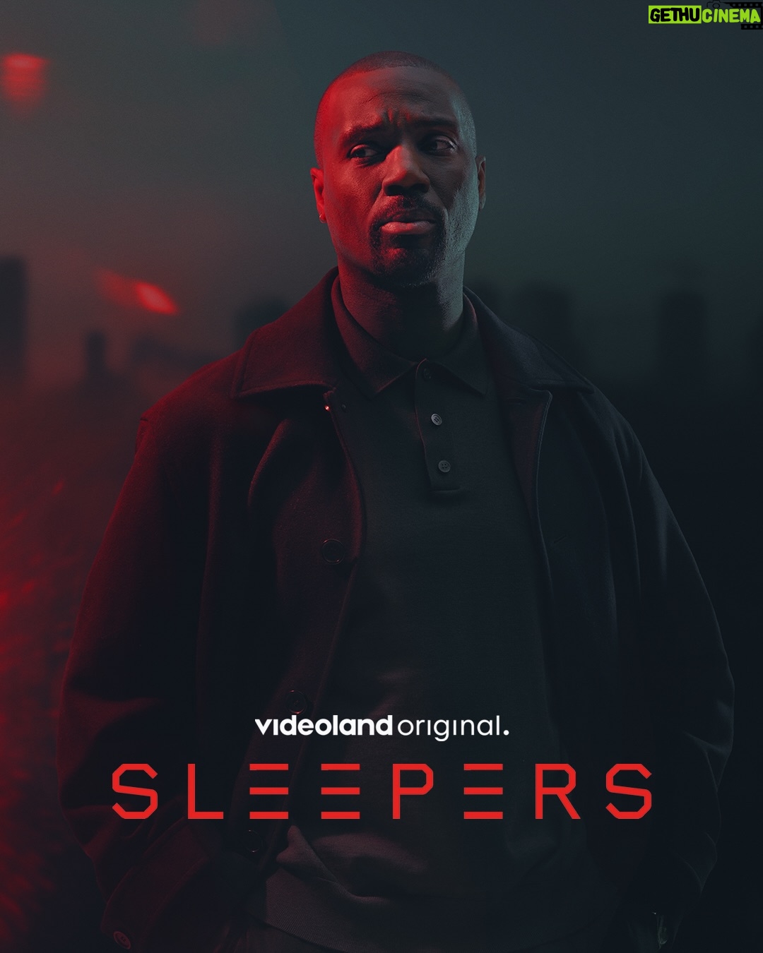 Glennis Grace - 1.9K Likes - Dit stel belooft je het grimmigste weekend ooit 🩸🥰 Zit jij klaar? Sleepers 3 is vanaf 12 december te bingen! #sleepers #crime #serie

Na de moordaanslag op Willem (Teun Kuilboer) staat Martin (Robert de Hoog) er helemaal alleen voor. Ans is spoorloos en in zijn zoektocht naar haar moet hij samenwerken met een vermoedelijke vijand. Er is geen andere optie voor Martin dan volledig af te dalen in de onderwereld. Maar dan staat hij oog in oog met zijn grootste nachtmerrie. Hij probeert nog één keer uit het moeras te ontsnappen, maar het noodlot slaat toe...
