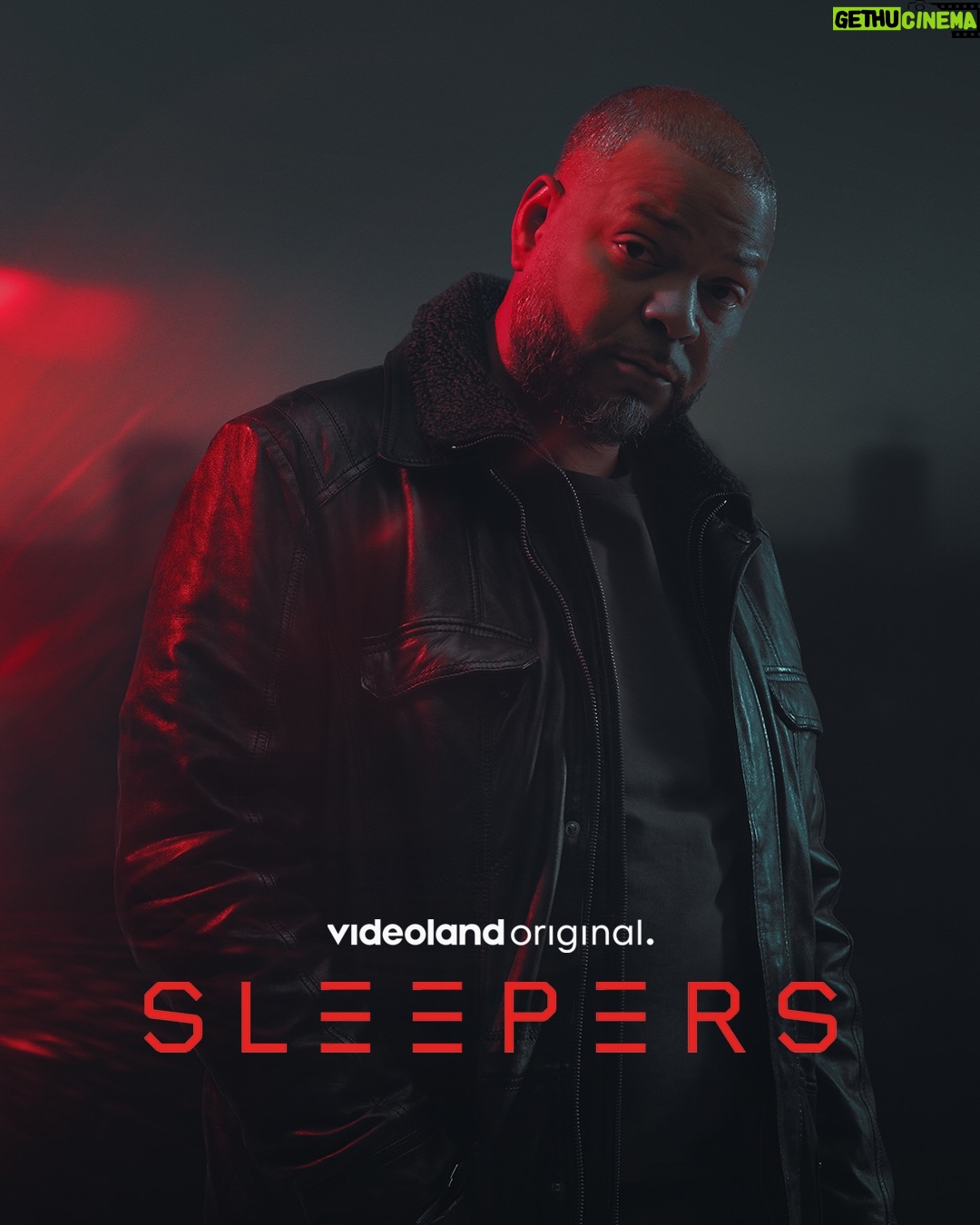 Glennis Grace - 1.9K Likes - Dit stel belooft je het grimmigste weekend ooit 🩸🥰 Zit jij klaar? Sleepers 3 is vanaf 12 december te bingen! #sleepers #crime #serie

Na de moordaanslag op Willem (Teun Kuilboer) staat Martin (Robert de Hoog) er helemaal alleen voor. Ans is spoorloos en in zijn zoektocht naar haar moet hij samenwerken met een vermoedelijke vijand. Er is geen andere optie voor Martin dan volledig af te dalen in de onderwereld. Maar dan staat hij oog in oog met zijn grootste nachtmerrie. Hij probeert nog één keer uit het moeras te ontsnappen, maar het noodlot slaat toe...