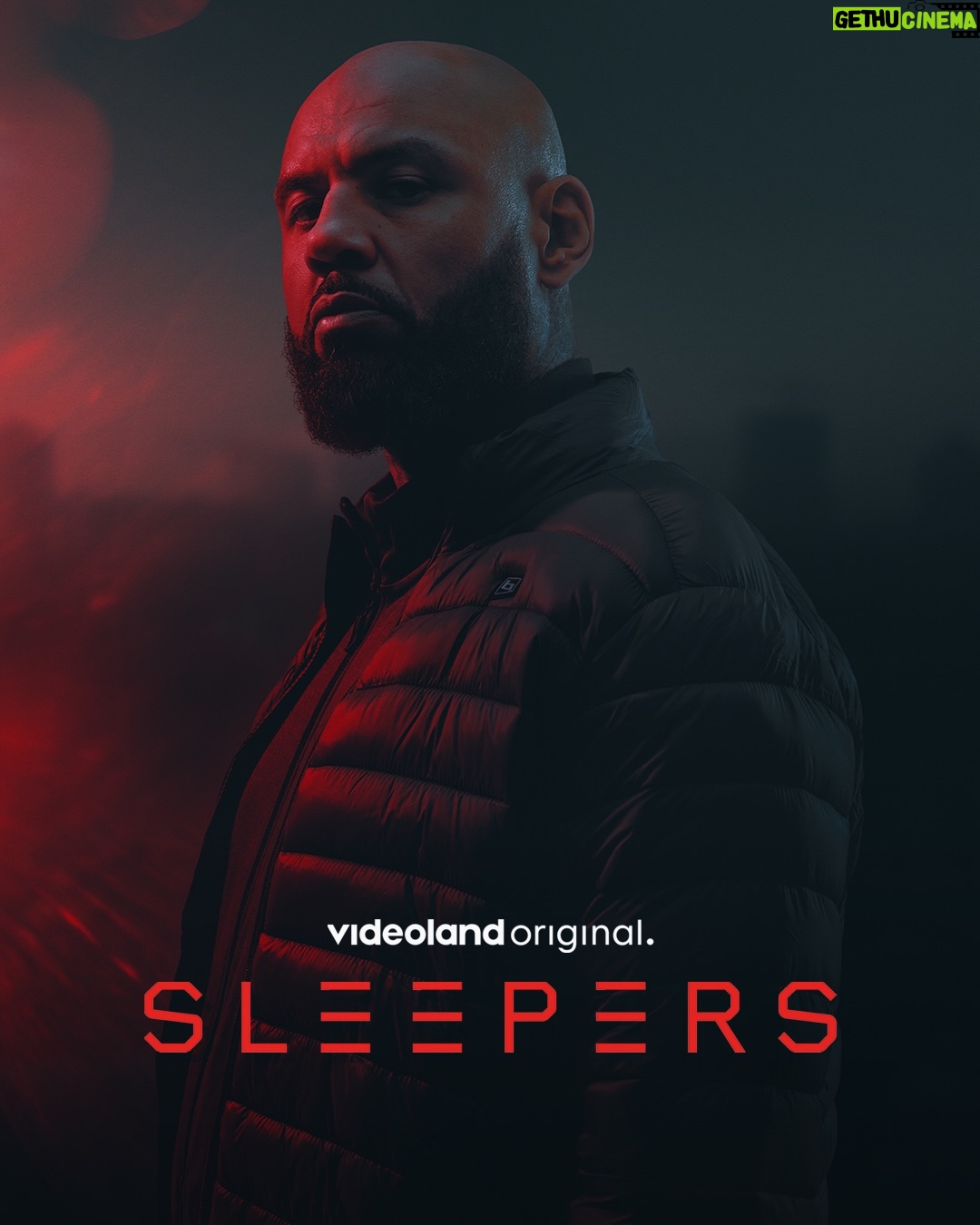 Glennis Grace - 1.9K Likes - Dit stel belooft je het grimmigste weekend ooit 🩸🥰 Zit jij klaar? Sleepers 3 is vanaf 12 december te bingen! #sleepers #crime #serie

Na de moordaanslag op Willem (Teun Kuilboer) staat Martin (Robert de Hoog) er helemaal alleen voor. Ans is spoorloos en in zijn zoektocht naar haar moet hij samenwerken met een vermoedelijke vijand. Er is geen andere optie voor Martin dan volledig af te dalen in de onderwereld. Maar dan staat hij oog in oog met zijn grootste nachtmerrie. Hij probeert nog één keer uit het moeras te ontsnappen, maar het noodlot slaat toe...