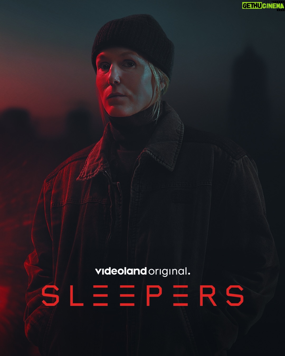 Glennis Grace - 1.9K Likes - Dit stel belooft je het grimmigste weekend ooit 🩸🥰 Zit jij klaar? Sleepers 3 is vanaf 12 december te bingen! #sleepers #crime #serie

Na de moordaanslag op Willem (Teun Kuilboer) staat Martin (Robert de Hoog) er helemaal alleen voor. Ans is spoorloos en in zijn zoektocht naar haar moet hij samenwerken met een vermoedelijke vijand. Er is geen andere optie voor Martin dan volledig af te dalen in de onderwereld. Maar dan staat hij oog in oog met zijn grootste nachtmerrie. Hij probeert nog één keer uit het moeras te ontsnappen, maar het noodlot slaat toe...