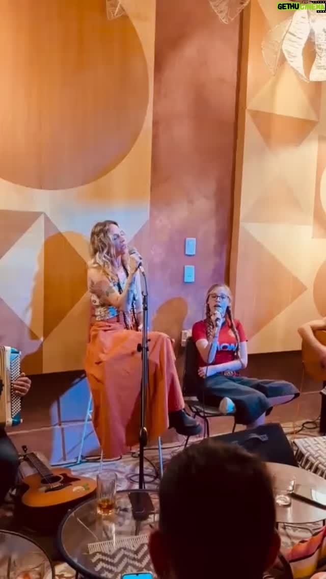 Gloria Carrá - 1.8K Likes - Tengo la “suerte” de que mi hija @amecaceres_ cante conmigo.
Que cante maravillosamente.
Que cante con su amiga @ninulopezrossi, quien también lo hace muy  hermoso. Una canción de su mamá, mi amiga @marieperticari 
Que nos acompañen dos tremendos músicos @damo.gomez @martin.ignacio.rivero 

Por si esto fuera poco en breve, voy a escuchar a mi otro tesoro @angelatorres en el Coliseo 

Terminar así el año es una gran alegría🙏🏻❤️

Deseo  que podamos ver, sentir y ahradecer con el corazón lo más importante. EL AMOR

Gracias @cafeocio 💕✨