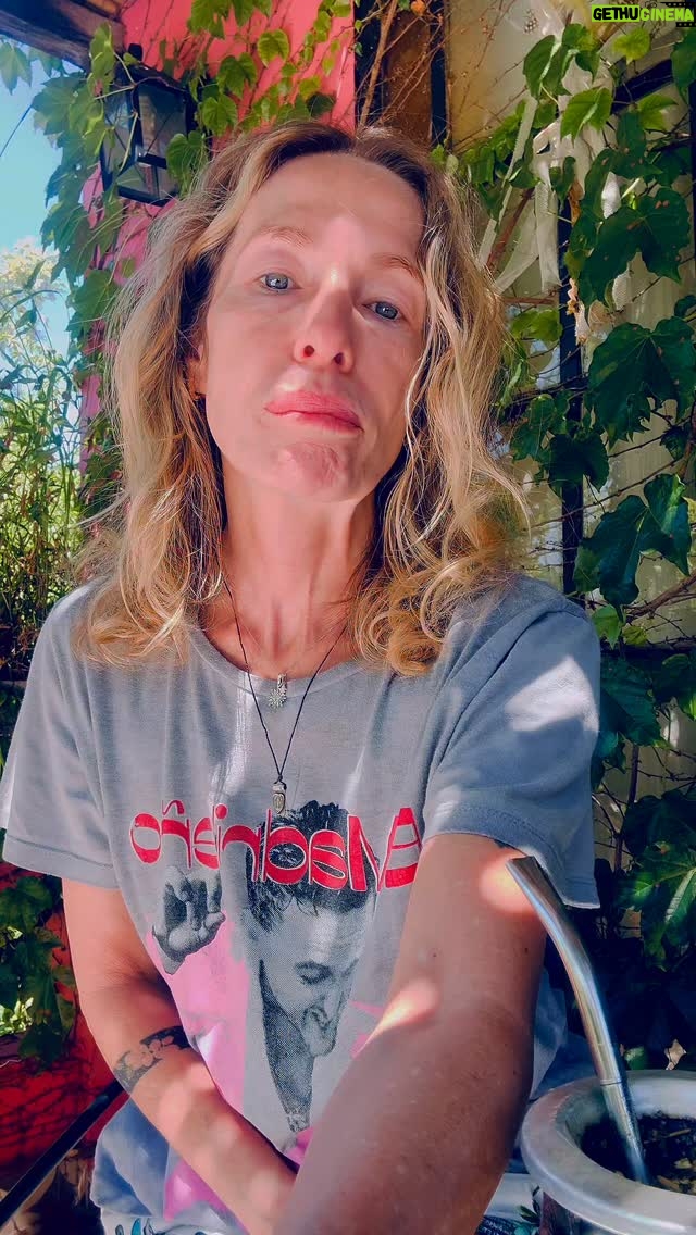 Gloria Carrá - 14K Likes - Ya lloré 
Ya grité.
Ya sentí la rabia.
Ya vi el dolor.

No lo negué.
No lo tapé.
No lo espiritualicé para no sentir.

Lo atravesé.

Y ahora elijo no quedarme a vivir ahí.
Porque sostener el enojo para siempre
no es justicia:
es una cárcel.

Aceptar no es rendirse.
Es ver lo que fue
para poder transformarlo.

Perdonar no es justificar.
Es soltar el veneno
que solo vive en mí
si no lo suelto.

La conciencia no borra el daño.
Lo libera del cuerpo.
Y me devuelve la fuerza
para seguir creando, luchando
y amando
sin estar tomada por el pasado.

Ya vi el dolor.
Ahora me libero.

Te veo ✨