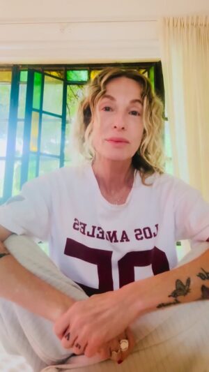 Gloria Carrá Instagram - Hice este video espontáneo.
Siento que a veces necesitamos hablar de estas cosas sin tanta forma: la voz interna, los pensamientos repetidos, eso que nos guía o nos limita sin que nos demos cuenta.
No es nada elaborado, solo una continuación de lo que compartí el otro día.
Si les sirve, si les resuena, me hace feliz.

Lloré un poco, hoy no quise meterme profundo ahí, además el video es largo🤪 pero si quieren ya vamos a hablar de situaciones que nos marcaron en la infancia. Siempre desde mi propia historia y desde mi experiencia. 

Que tengan lindo día 🌧️

Nos vemos ✨